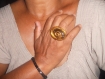Jolie bague en fil alu doré 2mm avec une magnifique pierre ovale marron. 