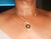 Joli collier en fil alu doré 2mm très fin avec une jolie boule marron. 
