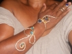 Bracelet en fil alu doré 2mm torsadé main et lisse avec perles bleues et marron. 