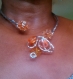 Jolis colliers en fil alu 2mm argentés avec des perles en plastique noires et orange. 