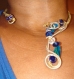 Joli collier torsadé à la main en fil alu strié doré et paré de jolies perles bleues. 