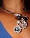 Jolis colliers en fil alu 4 et 2mm torsadés à la main couleur argent et noir avec perles et fleur en tissus. 