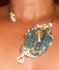 Très beau collier "océan" en fil alu 4mm doré avec des perles bleu et des strass. 