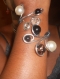 Bracelet " diva " en fil alu lisse argenté et orné de perles noires et blanches.