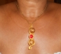 Joli pendentif "gisèle" ras du cou. trois pierres habillées de fil alu doré.