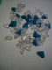 Perles triangle en plastique bleu et transparent