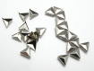 50 clous rivet grand triangle à facettes de couleur argenté taille 10mm 
