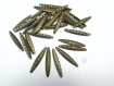 50 pendentifs - breloques en bronze est de taille 28mm / 5mm au plus large 