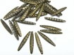 50 pendentifs - breloques en bronze est de taille 28mm / 5mm au plus large 