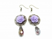 Deux grand pendentif estempes en métal bronze 2 fleurs en résine violet 2 perles en verre à facette et 2 accroches boucle d'oreille. 
