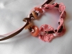 Bracelet , au crochet rose ,ruban ,boutons 