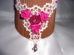 Collier crochet écru et fleurs roses 