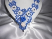 Collier crochet bleu et fleurs blanches
