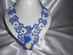Collier crochet bleu et fleurs blanches