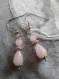 B528- boucles d'oreilles de style romantique en métal argenté avec deux agates de couleur rose pâle 
