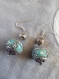 B329- boucles d'oreilles en métal argenté et perle indonésienne bleu avec des strass de style fantaisie 