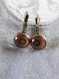B31bis- boucles d'oreilles dormeuses en métal de couleur bronze avec un cabochon en verre avec motifs géométriques de style fantaisie 