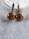 B31bis- boucles d'oreilles dormeuses en métal de couleur bronze avec un cabochon en verre avec motifs géométriques de style fantaisie 