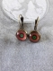 B31- boucles d'oreilles dormeuses en métal de couleur bronze avec un cabochon en verre avec motifs géométriques de style fantaisie 