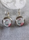 B127- boucles d'oreilles dormeuses en métal argenté avec cabochons en verre motif "une théière avec fleurs" de style 