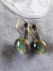 B149- boucles d'oreilles dormeuses en métal de couleur bronze avec un cabochon en verre avec motifs géométriques de style fantaisie 