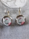 B127- boucles d'oreilles dormeuses en métal argenté avec cabochons en verre motif "une théière avec fleurs" de style 