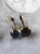 B614- boucles d'oreilles dormeuses en métal de couleur bronze avec un cabochon en verre avec motifs géométriques 