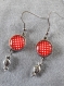 B10- boucles d'oreilles en métal argenté avec un cabochon en verre à pois blanc sur fond rouge de style fantaisie 