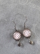 B10- boucles d'oreilles en métal argenté avec un cabochon en verre à pois rouge sur fond blanc de style fantaisie 