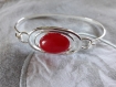 Br171- bracelet rigide plateau ovale en plaqué argent avec un cabochon ovale de pierre de jade teinté rouge de style 