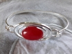 Br171- bracelet rigide plateau ovale en plaqué argent avec un cabochon ovale de pierre de jade teinté rouge de style 
