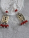 B776- boucles d'oreilles en métal argenté avec un connecteur rectangulaire martelé et de petites perles toupies rouges 