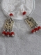 B776- boucles d'oreilles en métal argenté avec un connecteur rectangulaire martelé et de petites perles toupies rouges 