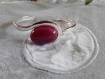 Br164- bracelet rigide en forme de vague en plaqué argent avec un cabochon en une agate teintée de couleur framboise bombé 