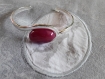 Br164- bracelet rigide en forme de vague en plaqué argent avec un cabochon en une agate teintée de couleur framboise bombé 