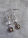 B275 - magnifiques boucles d'oreilles en métal argenté avec une perle en verre transparente et un cristal de swarosvki 
