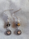 B231 - magnifiques boucles d'oreilles en métal argenté avec une perle en verre noire irisée et une perle en cristal 
