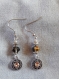 B231 - magnifiques boucles d'oreilles en métal argenté avec une perle en verre noire irisée et une perle en cristal 