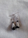 B298bis - magnifiques boucles d'oreilles de style vintage en métal argenté embouti avec une perle en verre noire 