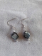 B725- boucles d'oreilles en métal argenté fantaisie avec une perle en nacre noire 