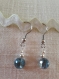 B187 - boucles d'oreilles style romantique en métal argenté avec une perle en verre à facettes transparente bleutée 