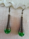 B313- boucles d'oreilles en métal bronze de style fantaisie avec une perle en verre verte 