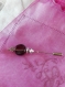 F8- fibule en métal argenté et perle en verre prune de style romantique 