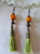 B762- boucles d'oreilles en métal bronze de style fantaisie avec une perle en verre difforme orange et fil polyester 
