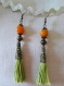 B762- boucles d'oreilles en métal bronze de style fantaisie avec une perle en verre difforme orange et fil polyester 