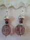 B736- boucles d'oreilles en métal argenté de style romantique avec une perle ovale et plate de couleur mauve 
