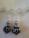 B703- boucles d'oreilles en métal argenté et perle en verre noir et blanc 
