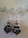 B703- boucles d'oreilles en métal argenté et perle en verre noir et blanc 