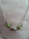 C114- collier en métal argenté et perles en verre vertes de style fantaisie 