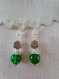 B668- magnifiques boucles d'oreilles en métal argenté de style romantique avec une perle en verre craquelé de couleur verte 